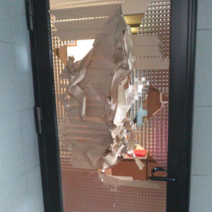 横浜市中区で浴室ドアの割れた型板ガラス交換