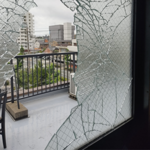 横浜市戸塚区でドアの割れたガラス交換
