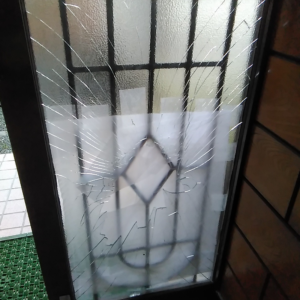 横浜市西区でドアの曇りガラス交換