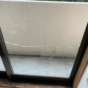 横浜市港北区でひび割れた窓の網入りガラス修理