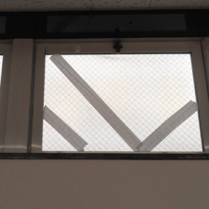 横浜市戸塚区で排煙窓の割れた網入りガラス交換