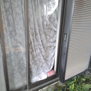 横浜市中区で掃き出し窓の割れた透明ガラス交換