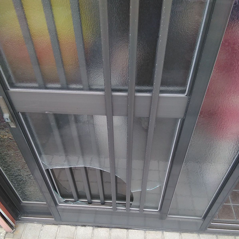 横浜市瀬谷区で割れた玄関のガラス交換