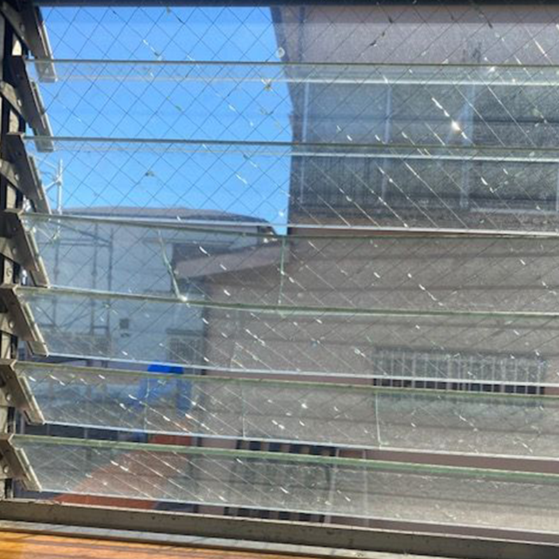 横浜市保土ケ谷区でルーバー窓の網入りガラス修理