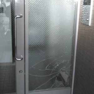 横浜市港北区にあるマンションのエントランス扉の網入りガラス修理