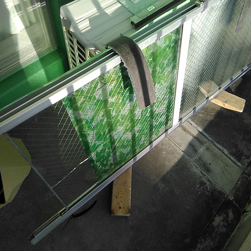 横浜市西区で熱割れた窓の網入りガラスを交換