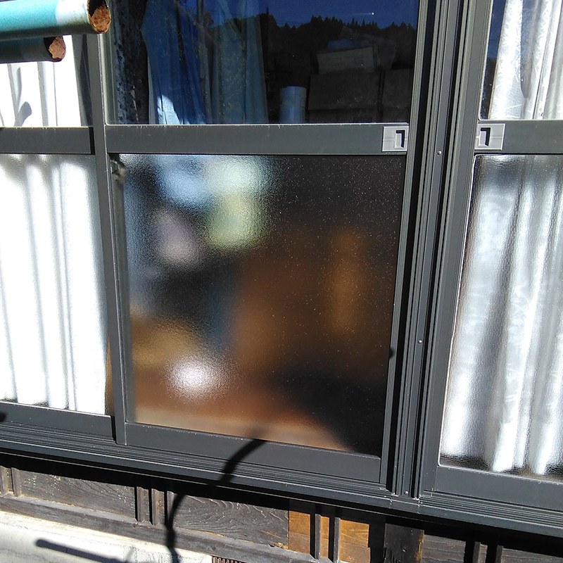 横浜市神奈川区で窓の割れた型板ガラス修理