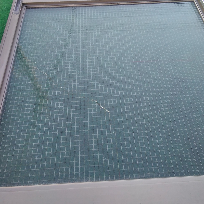 横浜市金沢区で熱割れした窓の網入りガラス修理
