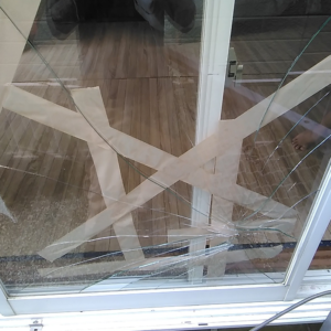 横浜市青葉区で掃除機をぶつけて割ったリビングの窓ガラス交換