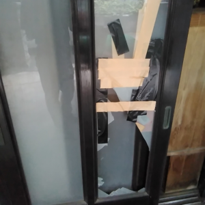 横浜市泉区で玄関ドアのすりガラス交換