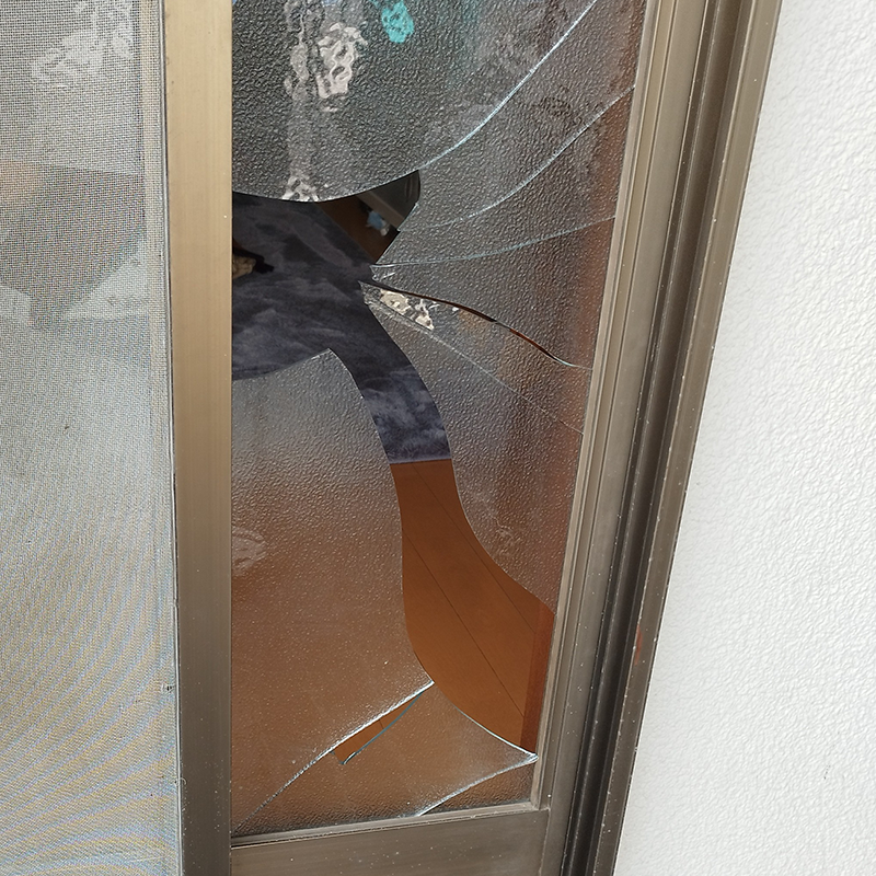 横浜市旭区でリビングの窓の型板ガラス交換