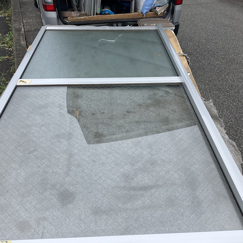 川崎市川崎区で窓の熱割れした網入りガラス修理